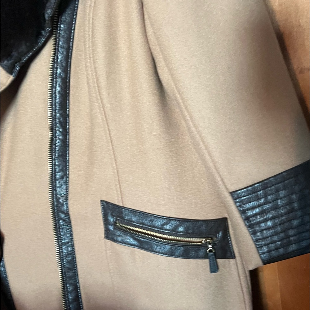 Elegant Tan Coat with Black Fur Accents - Picture 5 of 6